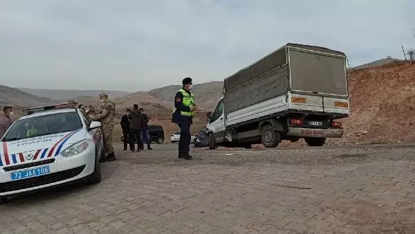 Batman'da, hafif ticari araç ile kamyonet çarpıştı: 5 yaralı