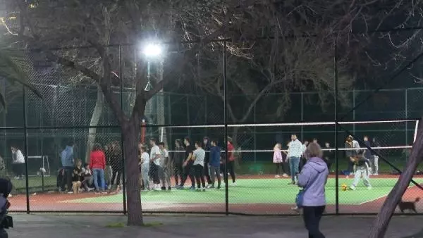 (Havadan görüntülerle)CADDEBOSTAN SAHİLİ YİNE KALABALIK (Havadan görüntülerle)CADDEBOSTAN SAHİLİ YİNE KALABALIK