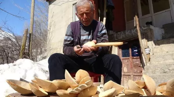Dedesinden öğrendiği tahta kaşık yapımı, geçim kaynağı Dedesinden öğrendiği tahta kaşık yapımı, geçim kaynağı