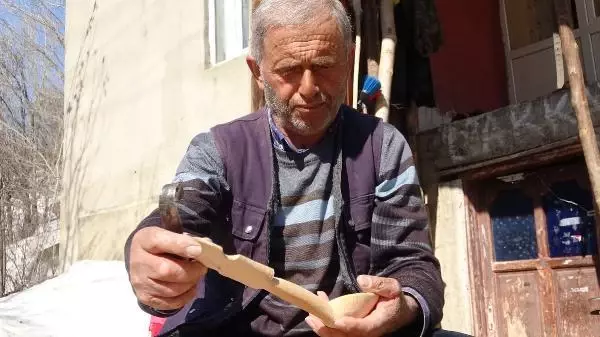 Dedesinden öğrendiği tahta kaşık yapımı, geçim kaynağı Dedesinden öğrendiği tahta kaşık yapımı, geçim kaynağı