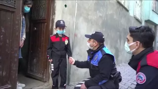 Engelli çocuğun polis sevgisi emniyeti harekete geçirdi