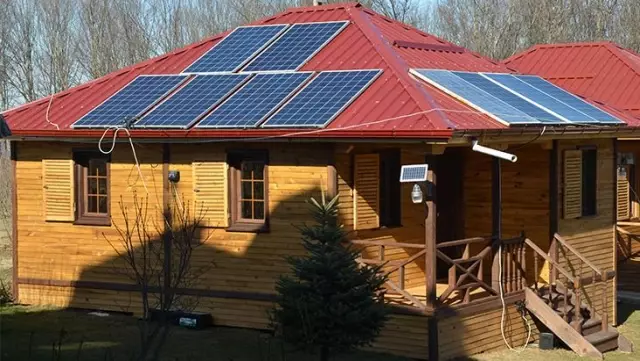 Evine koyduğu güneş panelleri sayesinde 15 yıldır elektrik faturası ödemiyor Evine koyduğu güneş panelleri sayesinde 15 yıldır elektrik faturası ödemiyor