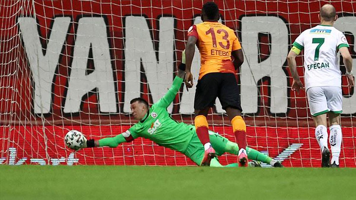 Galatasaraylı Fernando Muslera, bu sezon bir maçta ilk kez 3 gol yedi