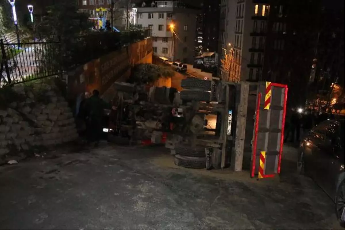 Kamyon kum boşaltılırken devrildi