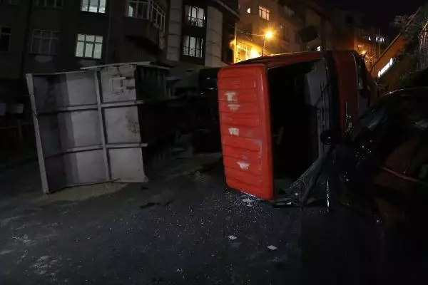 Kamyon kum boşaltılırken devrildi