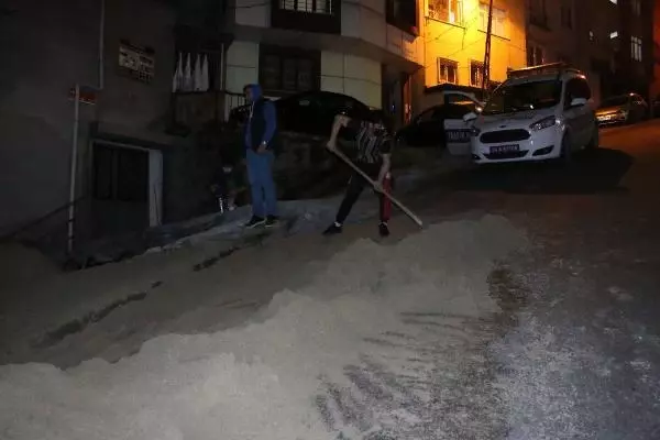 Kamyon kum boşaltılırken devrildi