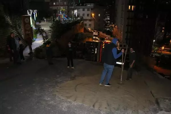 Kamyon kum boşaltılırken devrildi