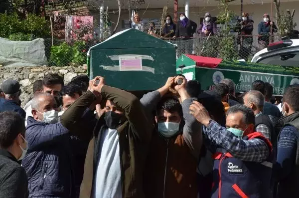 Katliam gibi kazada ölen 6 kişiden geriye, mutluluk fotoğrafları kaldı (3) Katliam gibi kazada ölen 6 kişiden geriye, mutluluk fotoğrafları kaldı (3)
