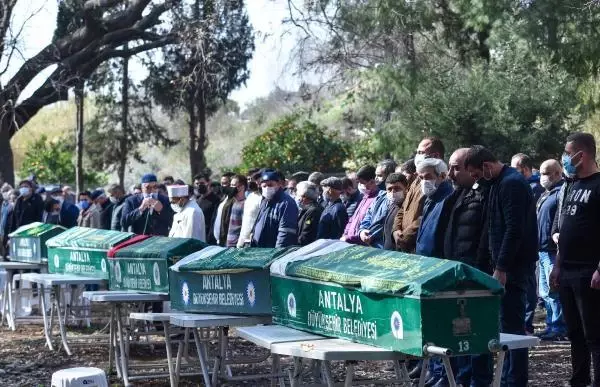 Katliam gibi kazada ölen 6 kişiden geriye, mutluluk fotoğrafları kaldı (3) Katliam gibi kazada ölen 6 kişiden geriye, mutluluk fotoğrafları kaldı (3)