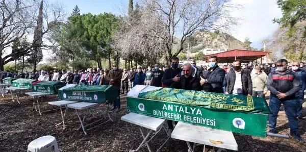 Katliam gibi kazada ölen 6 kişiden geriye, mutluluk fotoğrafları kaldı (3) Katliam gibi kazada ölen 6 kişiden geriye, mutluluk fotoğrafları kaldı (3)