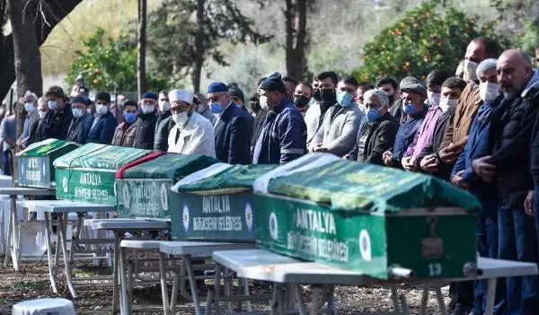 Katliam gibi kazada ölen 6 kişiden geriye, mutluluk fotoğrafları kaldı (3) Katliam gibi kazada ölen 6 kişiden geriye, mutluluk fotoğrafları kaldı (3)