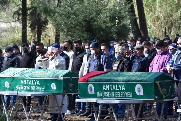 Katliam gibi kazada ölen 6 kişiden geriye, mutluluk fotoğrafları kaldı (3) Katliam gibi kazada ölen 6 kişiden geriye, mutluluk fotoğrafları kaldı (3)