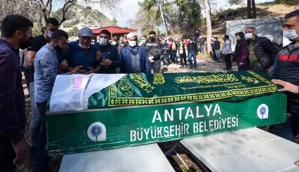 Katliam gibi kazada ölen 6 kişiden geriye, mutluluk fotoğrafları kaldı (3) Katliam gibi kazada ölen 6 kişiden geriye, mutluluk fotoğrafları kaldı (3)