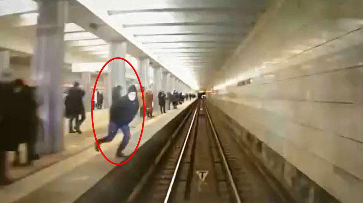 Kendisini bir anda metronun önüne attı! Dehşet anları saniye saniye kamerada