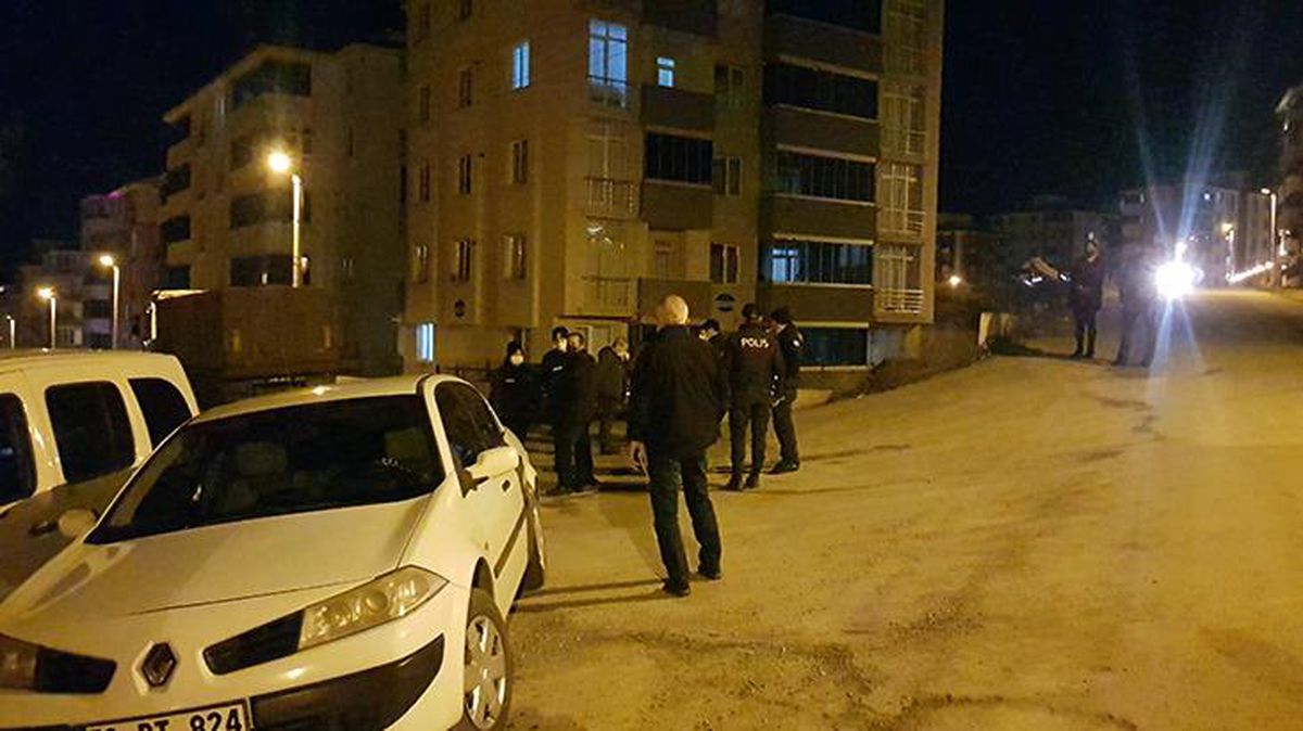 Kız arkadaşına mesaj atıp silahla kendini kalbinden vurdu