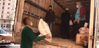 Midyat'tan Ceylanpınar'daki kamplarda yaşayan Suriyelilere kamyon dolusu yardım