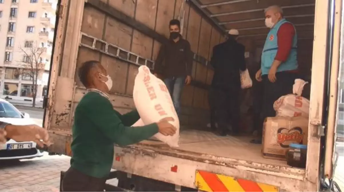 Midyat'tan Ceylanpınar'daki kamplarda yaşayan Suriyelilere kamyon dolusu yardım