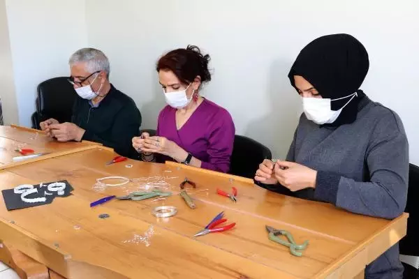 Midyatlı kadınlar, çarşıdan aldıkları telkari işlemeleri artık kendileri yapıyor Midyatlı kadınlar, çarşıdan aldıkları telkari işlemeleri artık kendileri yapıyor