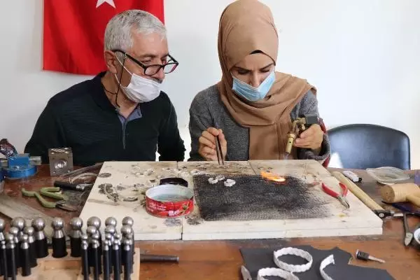 Midyatlı kadınlar, çarşıdan aldıkları telkari işlemeleri artık kendileri yapıyor Midyatlı kadınlar, çarşıdan aldıkları telkari işlemeleri artık kendileri yapıyor