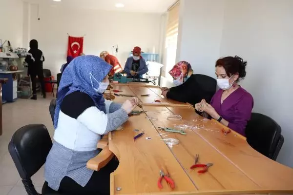 Midyatlı kadınlar, çarşıdan aldıkları telkari işlemeleri artık kendileri yapıyor Midyatlı kadınlar, çarşıdan aldıkları telkari işlemeleri artık kendileri yapıyor