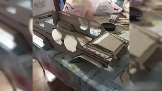 Mukavvadan yaptığı 'Ejder Yalçın' ve 'Yörük' maketleri gerçeğini aratmıyor (1) Mukavvadan yaptığı 'Ejder Yalçın' ve 'Yörük' maketleri gerçeğini aratmıyor (1)