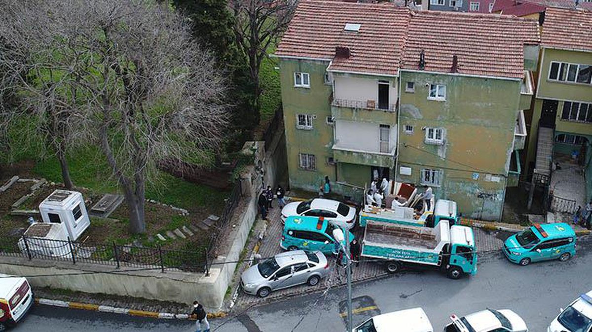 Gelen kötü kokular nedeniyle polisin kapısını kırarak girdiği evden 7 kamyon çöp çıktı