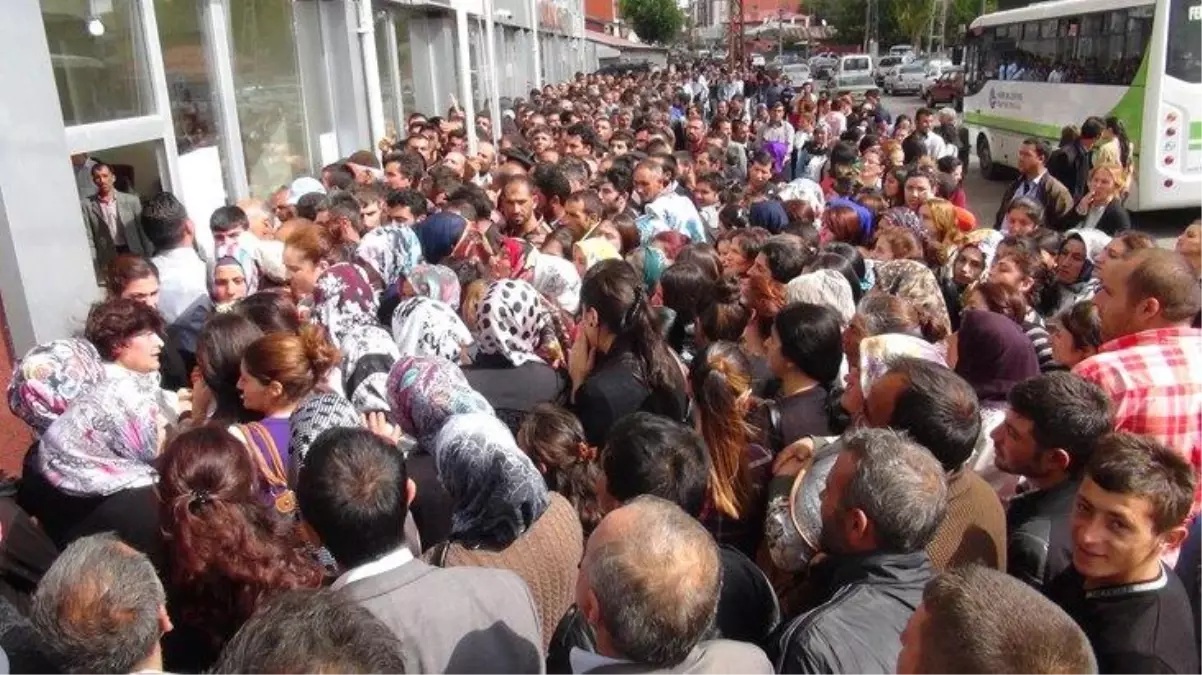 Son Dakika! Türkiye'de işsizlik oranı, Kasım 2020'de 2019'un aynı ayına göre 0,4 puan azalarak yüzde 12,9 oldu