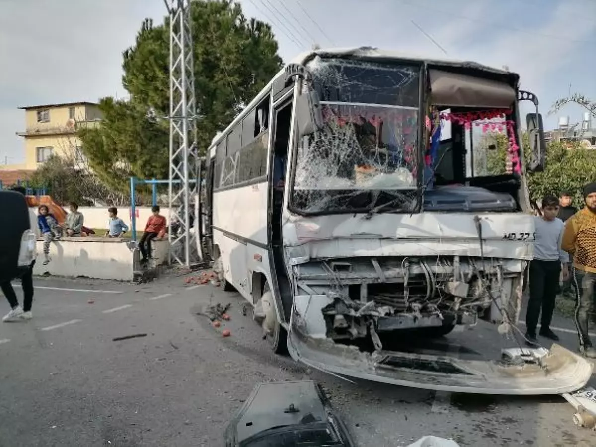 Tarım işçilerini taşıyan midibüsler çarpıştı: 2'si ağır, 9 yaralı