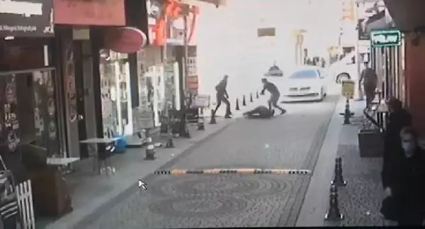 Son dakika haberi: Ümraniye'de 3 kişinin yaralandığı silahlı beyzbol sopalı kavga kamerada Son dakika haberi: Ümraniye'de 3 kişinin yaralandığı silahlı beyzbol sopalı kavga kamerada