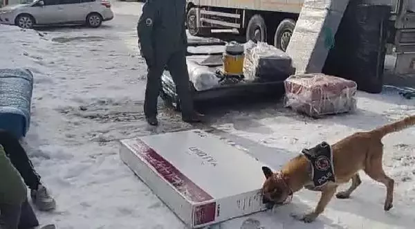 Van'da, araçtaki 25 kilo 400 gram eroini 'Şila' buldu Van'da, araçtaki 25 kilo 400 gram eroini 'Şila' buldu