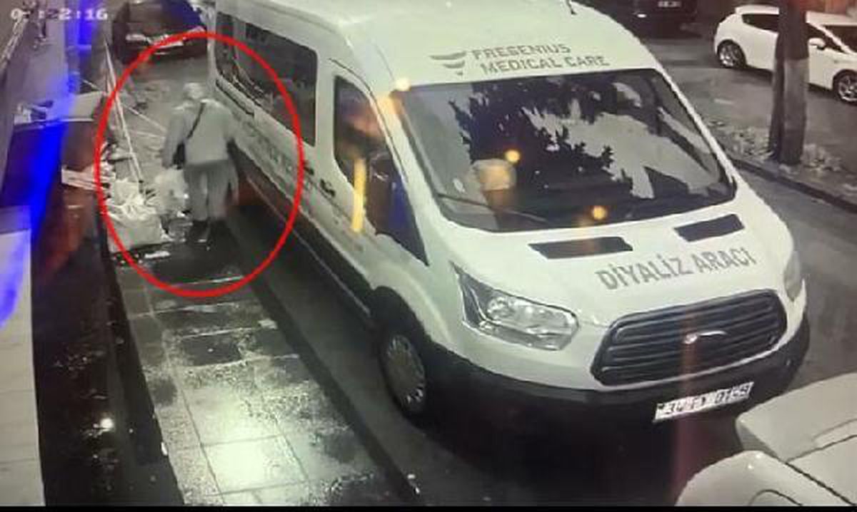 Yaşlı kadın kapağı çalınan rögara düştü, olay güvenlik kamerasına yansıdı