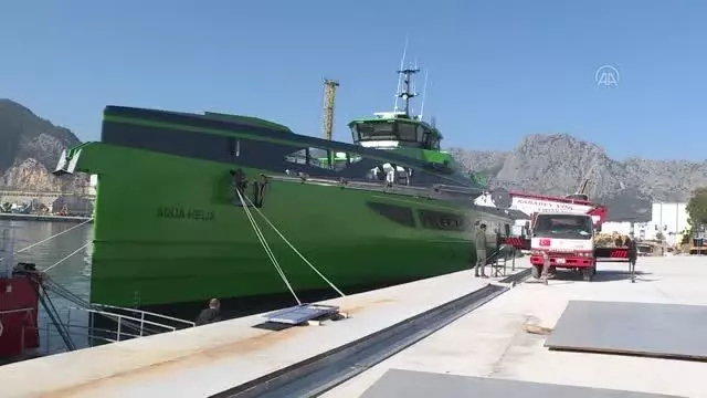 70 metrelik gemi, iki vinçle denize indirildi 70 metrelik gemi, iki vinçle denize indirildi