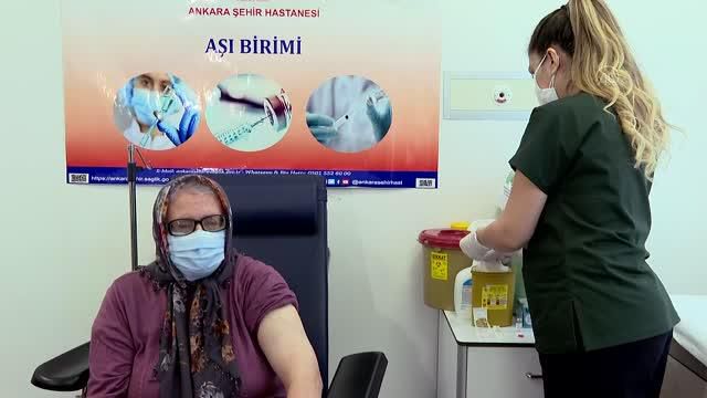 İzmir'de CoronaVac aşısının ikinci dozu sağlık çalışanlarına yapılmaya başlandı