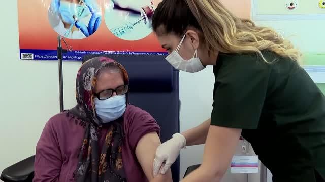 İzmir'de CoronaVac aşısının ikinci dozu sağlık çalışanlarına yapılmaya başlandı