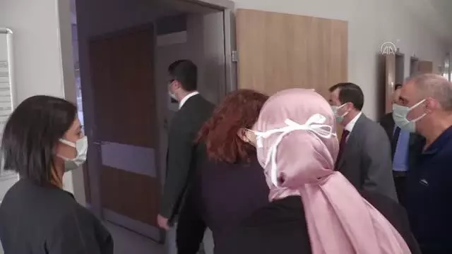 AFYONKARAHİSAR - İkinci doz Kovid-19 aşısı sağlık çalışanlarına yapılmaya başlandı AFYONKARAHİSAR - İkinci doz Kovid-19 aşısı sağlık çalışanlarına yapılmaya başlandı