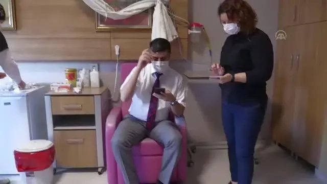 AFYONKARAHİSAR - İkinci doz Kovid-19 aşısı sağlık çalışanlarına yapılmaya başlandı AFYONKARAHİSAR - İkinci doz Kovid-19 aşısı sağlık çalışanlarına yapılmaya başlandı