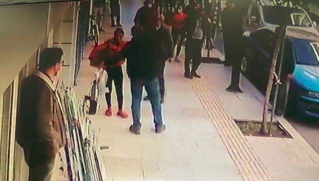 Antalya'da ilginç olay! Balkondan atlayan kadının altında kalmaktan saniyelerle kurtuldu