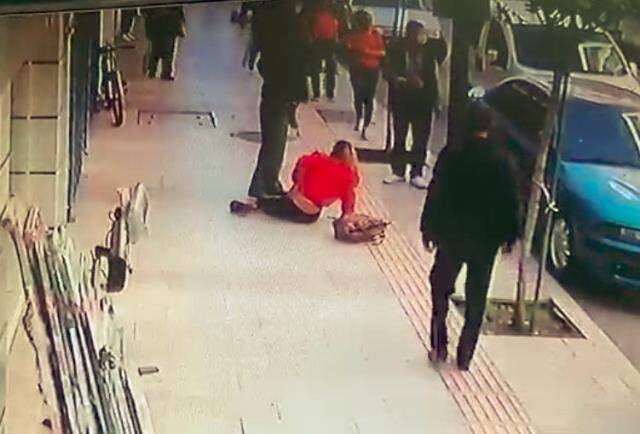 Antalya'da ilginç olay! Balkondan atlayan kadının altında kalmaktan saniyelerle kurtuldu