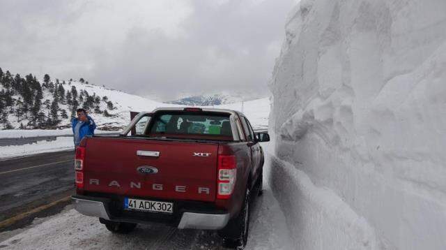 Ardahan'ı Artvin'e Bağlayan Sahara Geçidi'nde 5 metrelik kar kütlesi