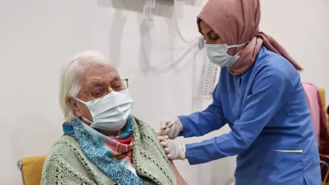 Koronavirüs aşısının ikinci doz uygulamasına bugün başlanıyor Koronavirüs aşısının ikinci doz uygulamasına bugün başlanıyor