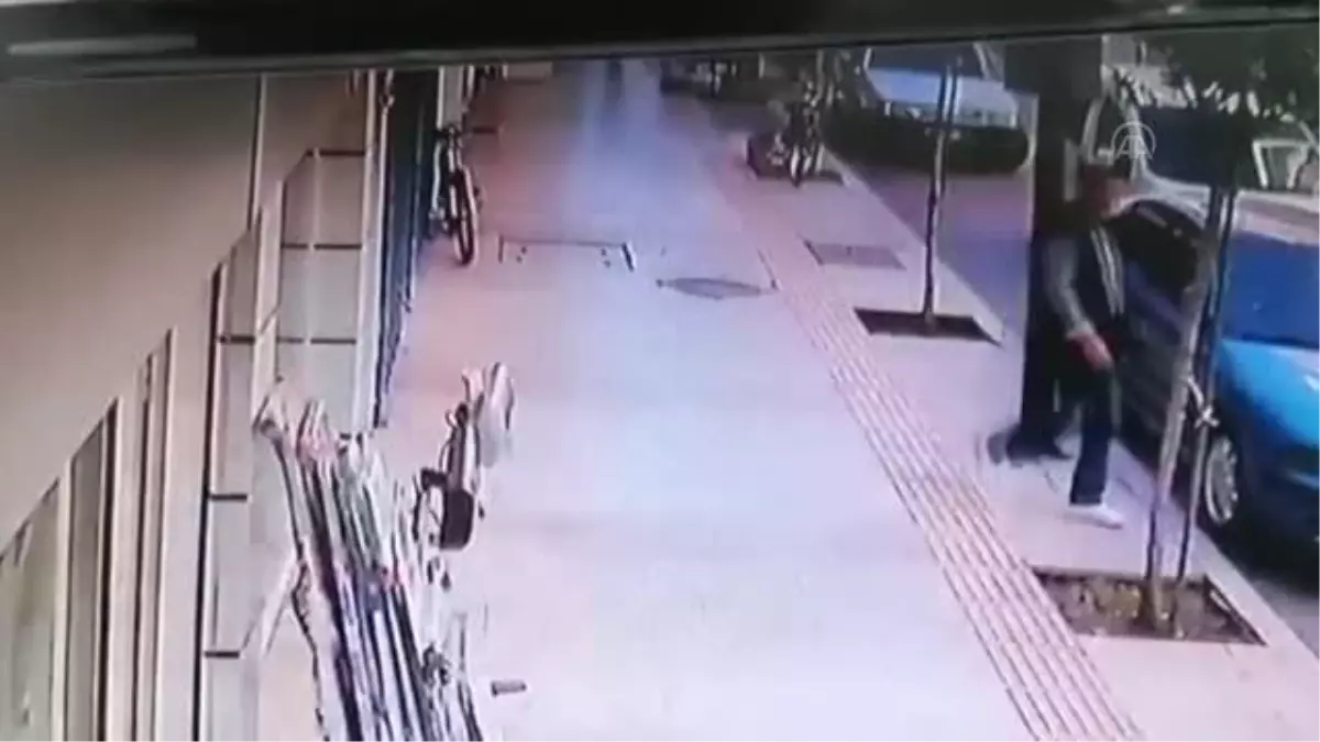 Bir kadının balkondan düşüp yaralanma anı güvenlik kamerasına yansıdı