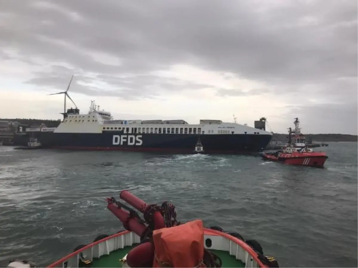 Son dakika haberi... Ro-Ro gemisi limana yanaştırıldı, yangına karadan itfaiye müdahalesi başladı