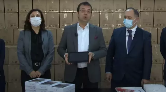 İBB Başkanı İmamoğlu, 40 bin öğrenciye tablet dağıtımına başladı İBB Başkanı İmamoğlu, 40 bin öğrenciye tablet dağıtımına başladı