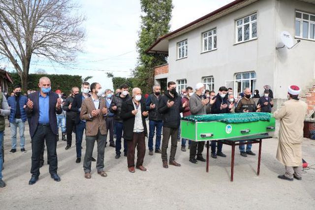 isikta bekleyen tir a arkadan carpan otomobil 5 13921224 o