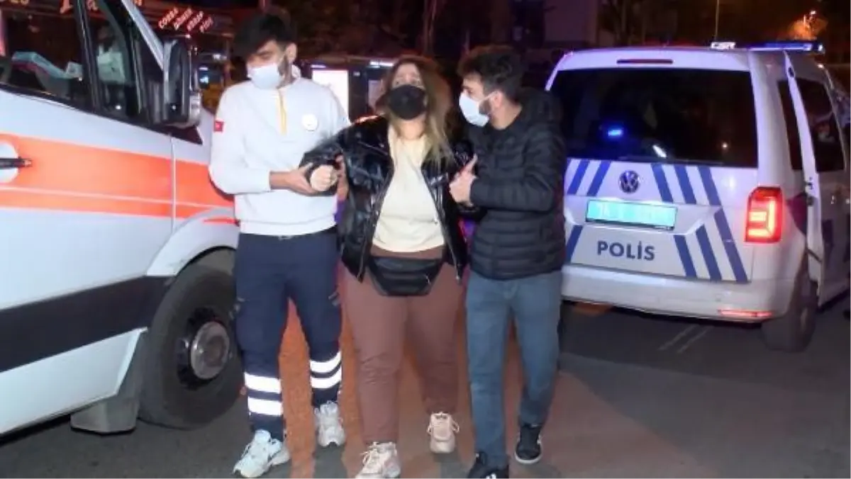 Kadıköy'de otomobil aydınlatma direğine çarptı, 1 yaralı