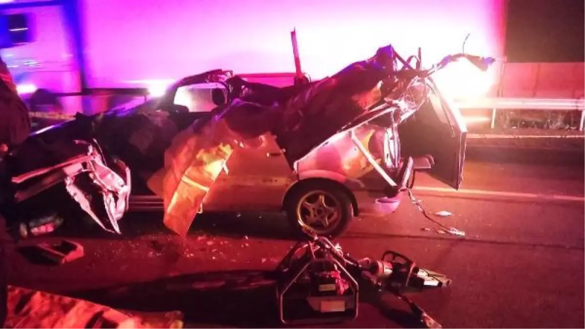 Kavşakta dönen tıra otomobil çarptı: 3 ölü, 5 yaralı