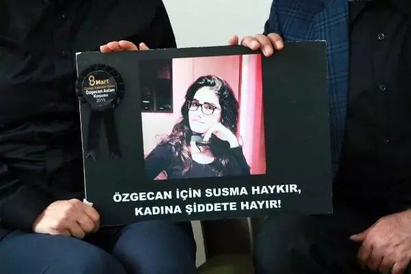 Son dakika haberi | Özgecan'ın ölüm yıl dönümünde annesi gözyaşlarını tutamadı; babası 'Kadına şiddet, insanlığa ihanettir' dedi