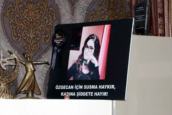 Son dakika haberi | Özgecan'ın ölüm yıl dönümünde annesi gözyaşlarını tutamadı; babası 'Kadına şiddet, insanlığa ihanettir' dedi