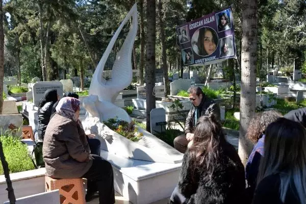 Son dakika haberi | Özgecan'ın ölüm yıl dönümünde annesi gözyaşlarını tutamadı; babası 'Kadına şiddet, insanlığa ihanettir' dedi
