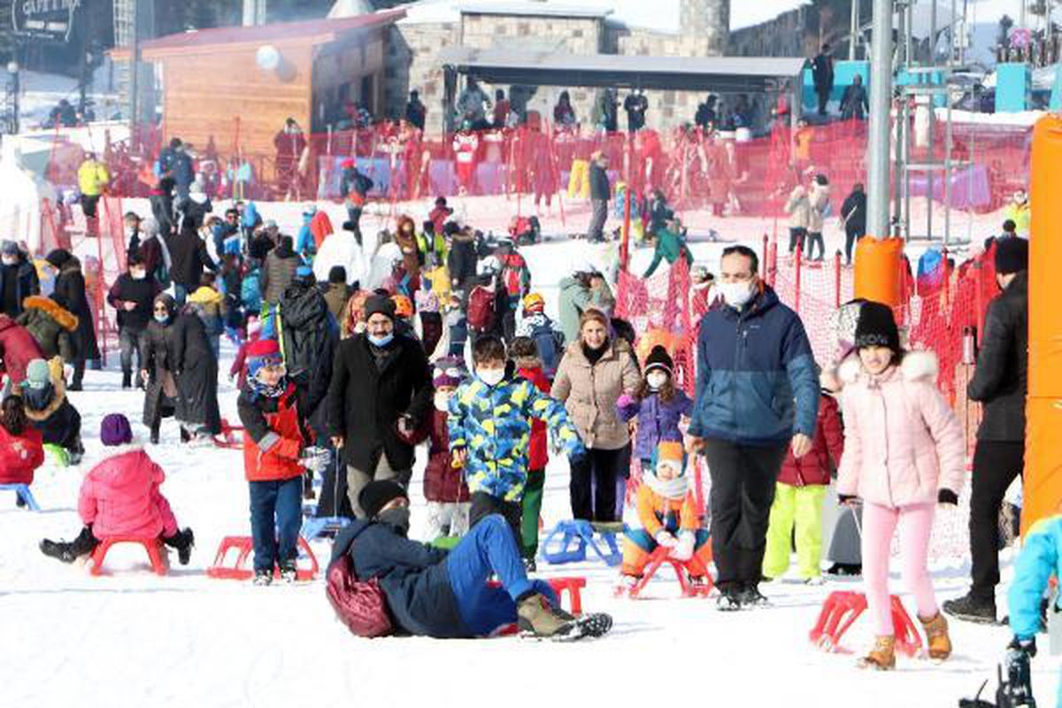 Palandöken pistleri tatilcilerle cıvıl cıvıl oldu